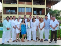 El equipo de Caribe AmResort y Unlimetd Vacation Club posan con la certificación del premio Gold Crown.