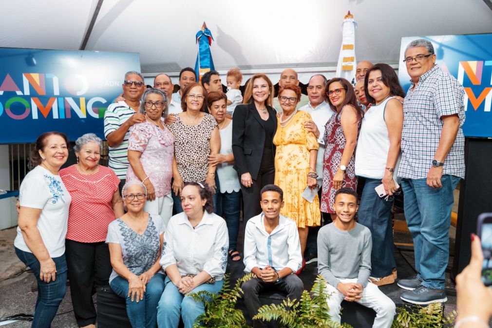 La alcaldesa Carolina Mejía junto a los comunitarios del sector Rosmil.