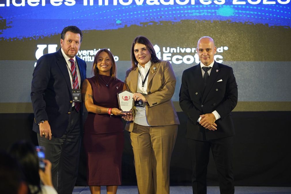 Momento en que el Canciller de UNICARIBE, doctor José Alejandro Aybar M., recibe adjunto a la vicerrectora administrativa, Shahily Pimentel, este Premio del Raking Educativo Innovatec 2025 de manos de Josu Gómez Barrutia, presidente de Innovatec, acompañado de Laura Suárez, CEO Talent Hub.