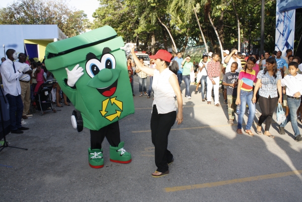 Reciclín, siguió haciendo de las suyas convirtiéndose en una de las atracciones más populares del recinto de la Feria y el stand de la Liga.