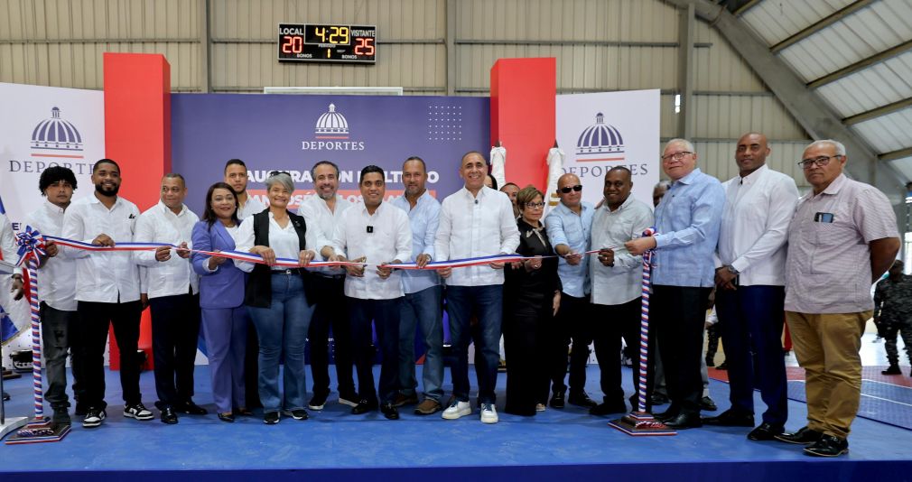 Kelvin Cruz entrega remozado multiuso de San José de los Llanos en SPM.