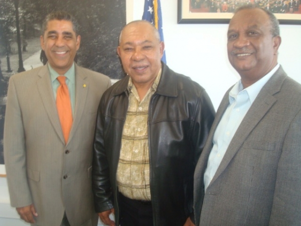  Valenzuela, con el Embajador Erasmo Lara pena, Director Ejecutivo del Centro Dominicano para la Paz, radicado en Hato Damas, y el Congresista Estatal, Adriano Espaillat. 
