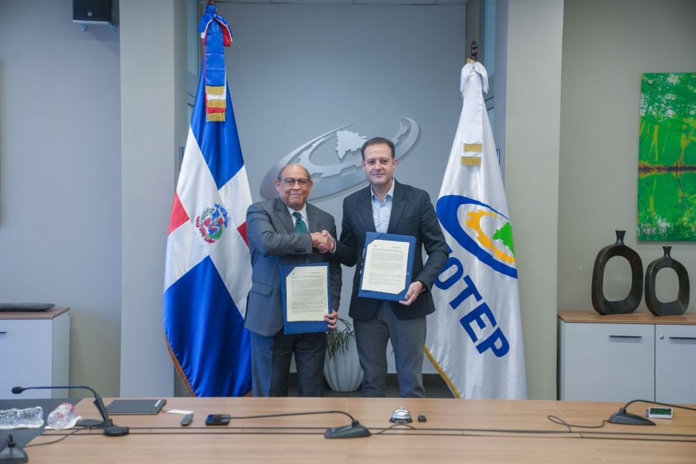 El acuerdo fue suscrito por Rafael Santos Badía y Eduardo Calvo, directores ejecutivos de ambas entidades.