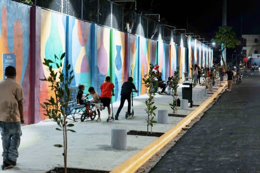 La Alcaldía del Distrito Nacional prepara la inauguración de espacios recuperados en aceras de la avenida Nicolás de Ovando y en Villa Consuelo.