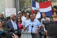 Luis Tejada habla ante los manifestantes sobre la defensa de la identidad de los dominicanos en Manhattan.
