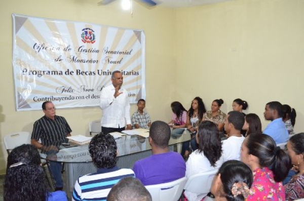 Senador Félix Nova, se reune con estudiantes becados.