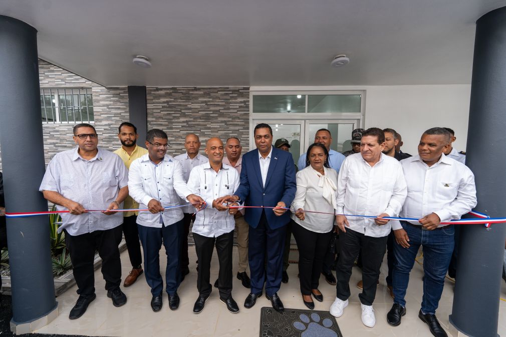 El acto inaugural fue encabezado por el presidente de la LMD, Víctor D’Aza y el alcalde del municipio, Pedro Contreras, quienes enfatizaron la importancia de estos proyectos para elevar la calidad de vida de los ciudadanos.