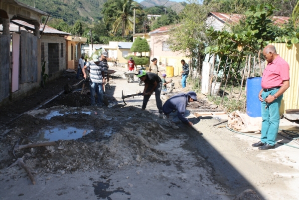 Ayuntamiento Peralta, Azua construye aceras y contenes