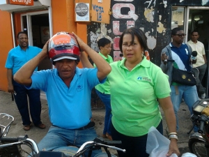 AMET entrega chalecos y cascos a motoristas en Hato Mayor 