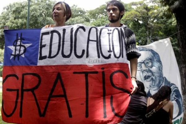 Estudiantes chilenos marchan contra eliminación de beneficios estudiantiles