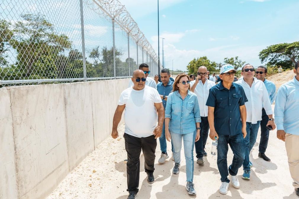 “Aquí empieza la patria, por eso he venido a ver de primera el trabajo de nuestros militares y a respaldar la obra de gobierno del presidente Abinader”, afirmó Carolina Mejía.
