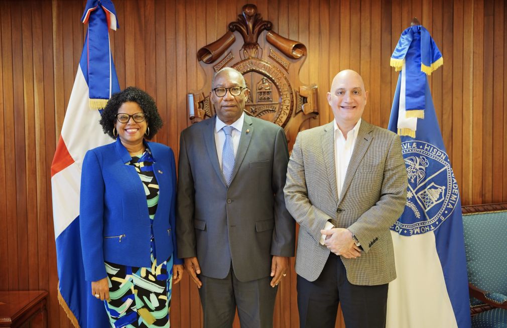 El rector de la UASD, Editrudis Beltrán, el ministro de Economía, Planificación y Desarrollo, Pavel Issa y la directora de la Oficina Nacional de Estadísticas (ONE), Miosotis Rivas Peña.
