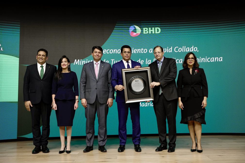 El reconocimiento fue entregado a David Collado por Steven Puig, presidente del Banco BHD.
