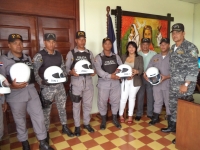 Gobernadora entrega cascos protectores a patrulla policía de Cotuí: 