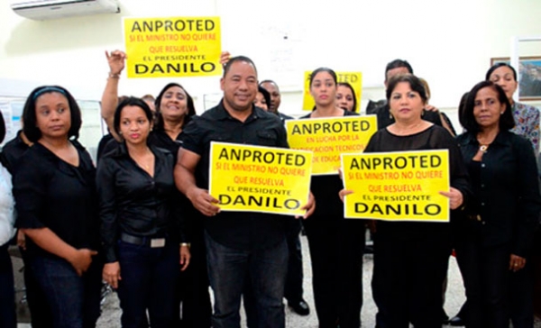 Sigue protesta técnicos de Educación en San Francisco de Macorís: