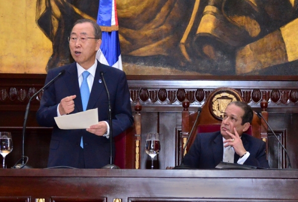 El Secretario General de las Organización de las Naciones Unidas, Ban Ki Moon, habla en la Asamblea Nacional Dominicana, donde pidió consenso para resolver los problemas creados por una sentencia del Tribunal Constitucional, que dejó a miles de dominicanos de ascendencia haitiana sin papeles