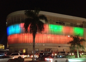Fachada de Agora Mall iluminada con colores tropicales.