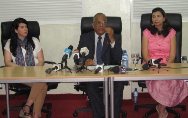 El director de CONAVIHSIDA, Víctor Terrero, anuncia en compañia de miembros del PNUD, el Diálogo Nacional, sobre el VIHSIDA los días 5 y 6 de junio