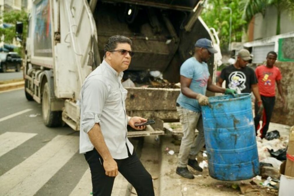 El alcalde Dío Astacio encabezó la jornada de limpieza en la Ciudad Juan Bosch.