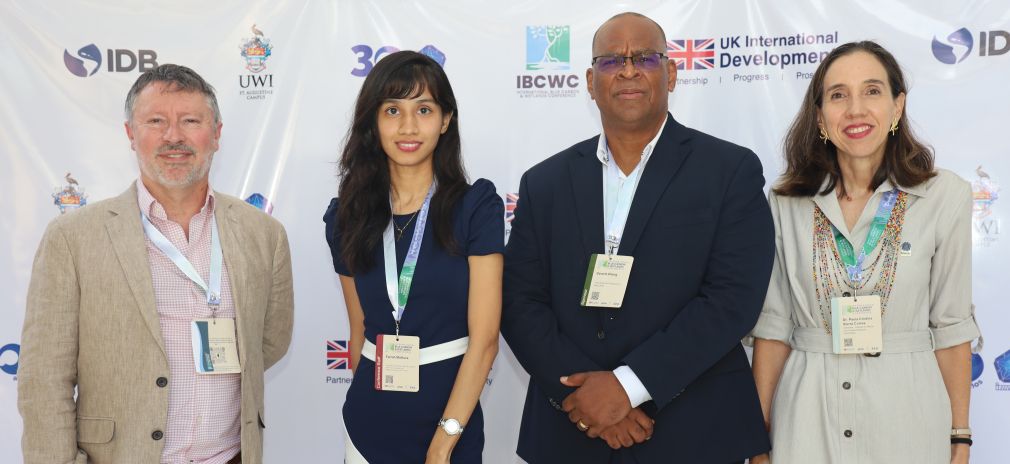 Dr. Stephen Crooks, orador principal de la Conferencia Internacional de Carbono Azul y Humedales; Farrah Mathura, Gerente de Proyecto de la Iniciativa Regional de Monitoreo, Reporte y Verificación de Carbono Azul; Gerard Alleng, Especialista Sénior en Cambio Climático del Banco Interamericano de Desarrollo; y Dra. Paula Cristina Sierra-Correa, Jefa de Investigación Marina y Costera del INVEMAR. Foto cortesía de la Universidad de las Indias Occidentales.