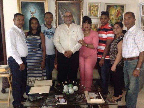 El embajador Héctor Domínguez y su esposa Sandra Álvarez, posan con los dos prospectos de béisbol y los padres de ambos.