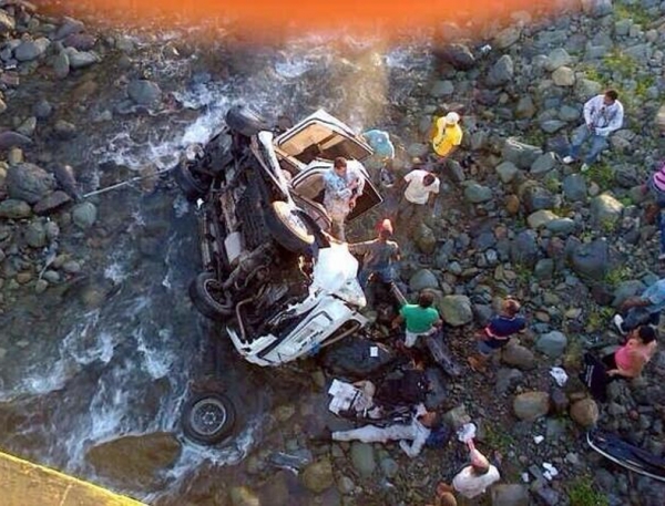 Así quedó el vehículo y los cuerpos en el Río Fula, luego de precipitarse la jeepeta del fallecido general Juan Ramón de la Cruz Martínez, en la mañana de hoy.