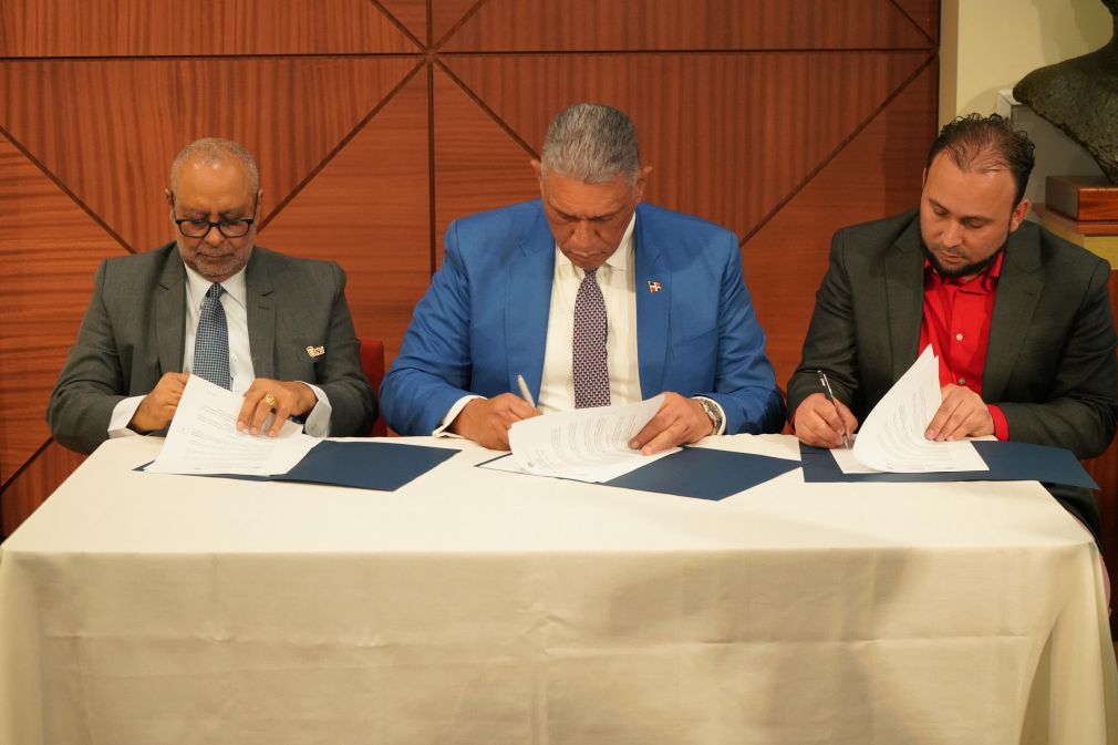 El acuerdo fue suscrito por el cónsul general de la República Dominicana en Nueva York, Jesús Antonio Vásquez Martínez; el Dr. Fernando Arturo Rodríguez, presidente de la Amara Medical University (AMU); y el Dr. Rafael Reyes Almonte, rector de la Universidad Nacional Evangélica (UNEV).