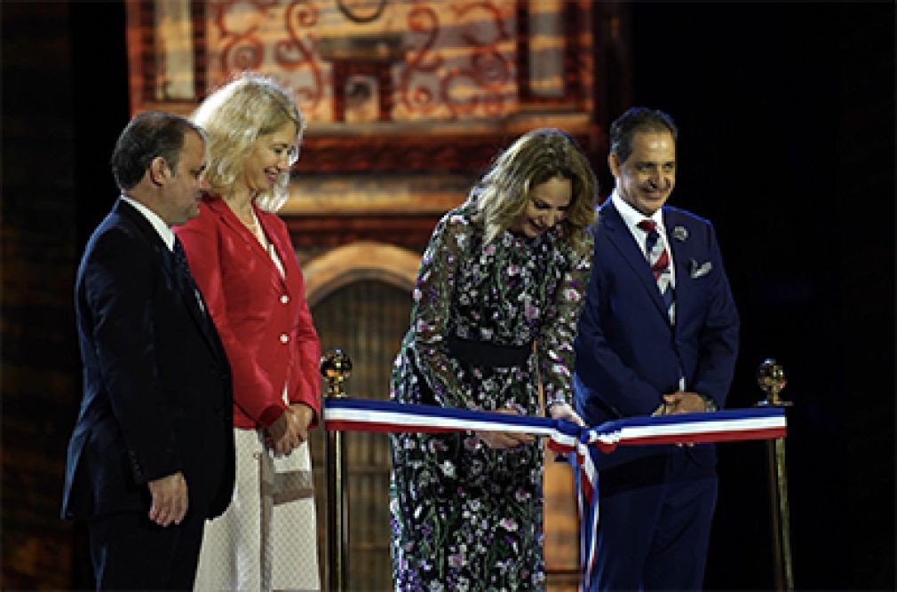 La ministra Milagros Germán hace el corte simbólico de la cinta tricolor, en compañía de Katja Afheldt, representante de la Unión Europea y Johan Ferrer, director de la Feria del Libro.
