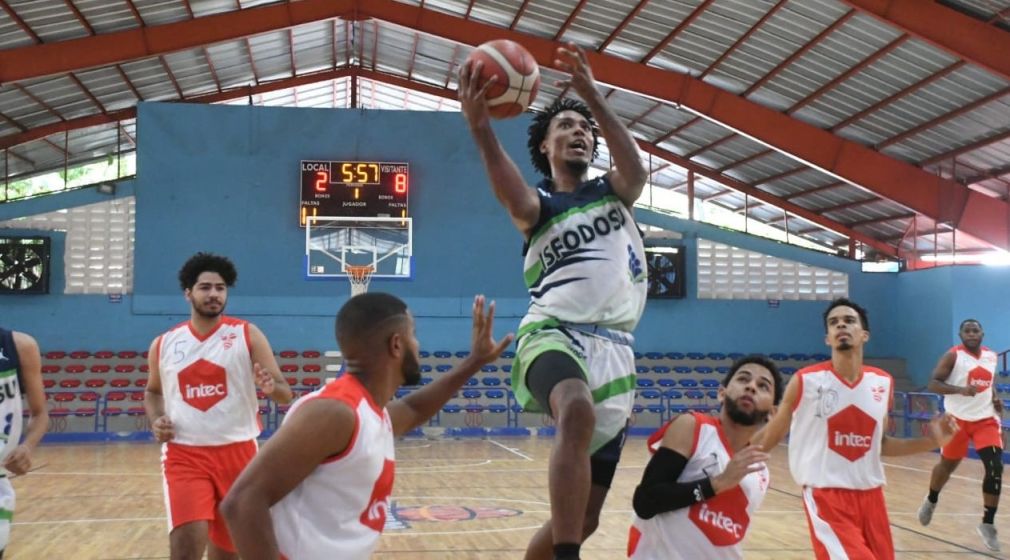 Momento de acción en el partido de la rama masculina en donde el Instituto Superior de Formación Docente Salomé Ureña (Isfodosu), venció 71-32 al Instituto Tecnológico de Santo Domingo (Intec). (Fuente externa).