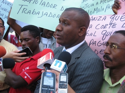 En medio de la improvisada rueda de prensa, el abogado Carlos Sánchez explica la situación jurídica de los haitianos que trabajaban para Billo, en San Cristóbal