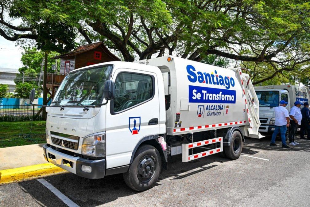 La Alcaldía de Santiago anunció el reforzamiento de los servicios municipales con la nueva flotilla de vehículos.