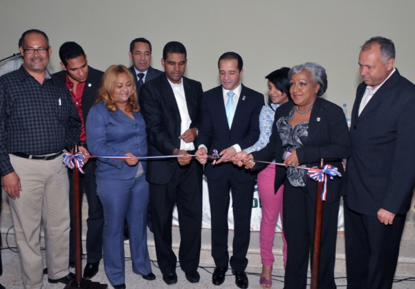 Alcalde Juan de los Santos corta la cinta simbólica para dejar inaugurado el Multiuso Juan Avila con el Presupuesto Participativo.