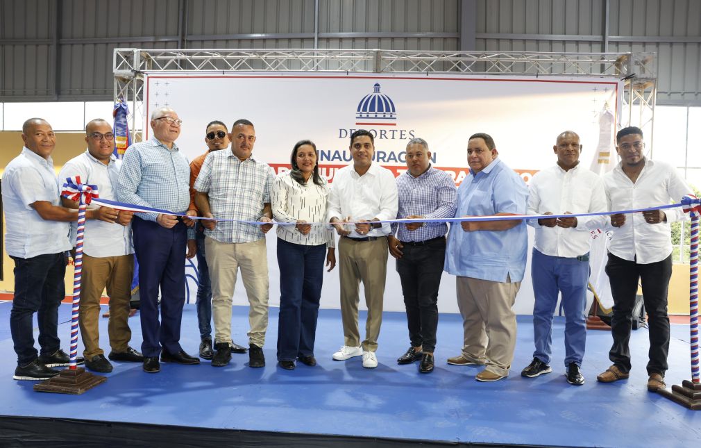 Ministro Kelvin Cruz junto a las autoridades de Azua entrega multiuso.