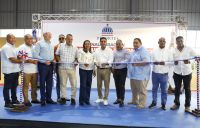 Ministro Kelvin Cruz junto a las autoridades de Azua entrega multiuso.