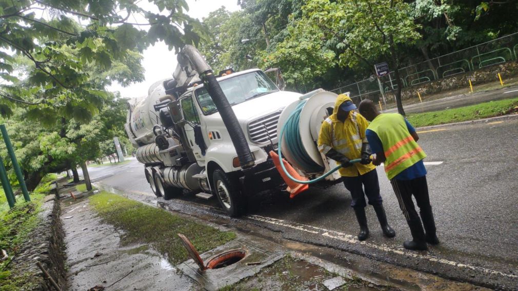 El reforzamiento de la limpieza procura mitigar los posibles efectos de las lluvias.