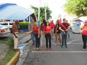 Jesús Marcano, del sector San Carlos recibe un caramelo de una de los modelos de la juventud reformista en el día del padre