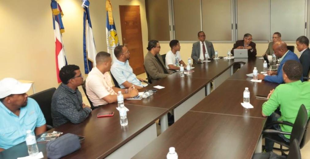Reunión de la Comisión de Reforma Universitaria con representantes de los grupos estudiantiles, encabezada por los maestros Roberto Reyna, ex rector, Antonio Medina Calcaño, director de Cooperación Nacional e Internacional, y Ramón Valerio, director general de Calidad de la institución.  