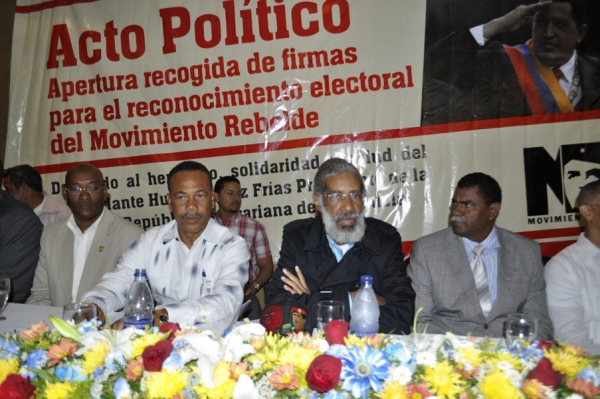 Juan Hubieres, diputado y presidente del Movimiento Revelde encabeza el acto de recolección de firmas.