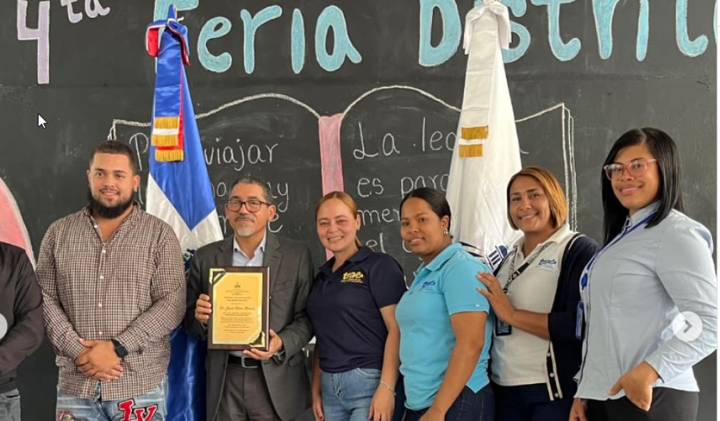 El doctor Javiel Elena Morales, encargado del Departamento de Cultura y Cultos, con la placa que le fue entregada por el respaldo a la IV Feria del Libro y la Lectura del Distrito Escolar de Ocoa 2024.