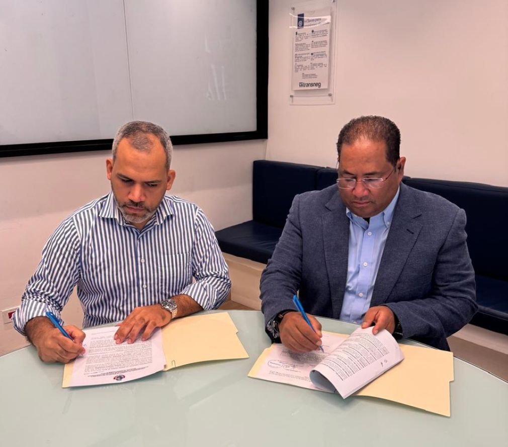 El alcalde Marcos Tavárez Fernández y el representante de TRANSNEG firman contrato.