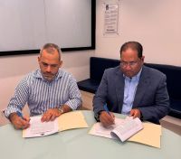 El alcalde Marcos Tavárez Fernández y el representante de TRANSNEG firman contrato.