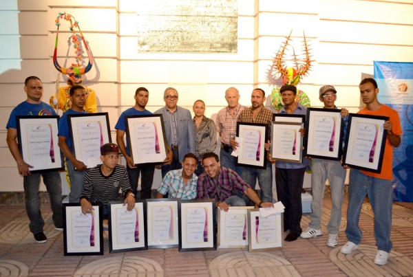 Grupo de ganadores en diferentes categorías del concurso de caretas de carnaval Don Tomás Morel. 