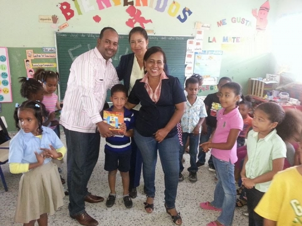 Consejal dona útiles escolar a escuela San José de Villa 