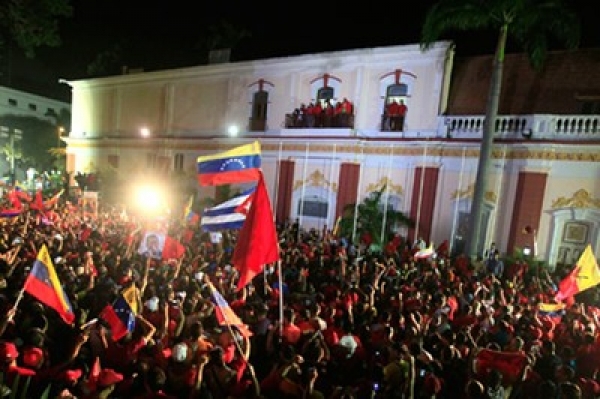 Los venezolanos salieron a celebrar el triunfo con Chávez en el llamado Balcón del Pueblo. 