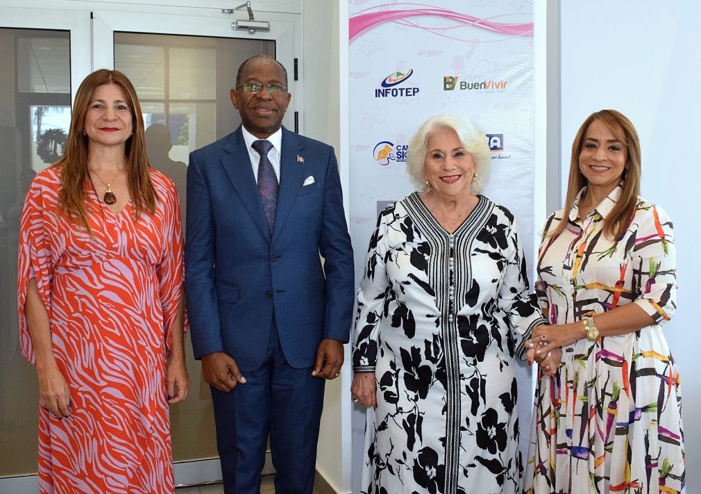 Luisa Feliz, Carlos Pequero, viceministro de Mitur; Silvia Henríquez de Pou y Angie Lendor.