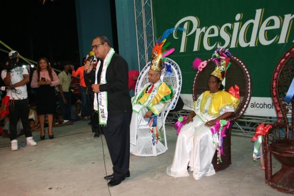 Coronan los reyes del carnaval regional Banilejo 2015: 