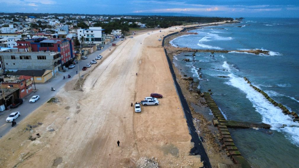 La foto muestra una vista aérea del Malecón de Nagua, el cual se encuentra paralizado desde hace varios años.